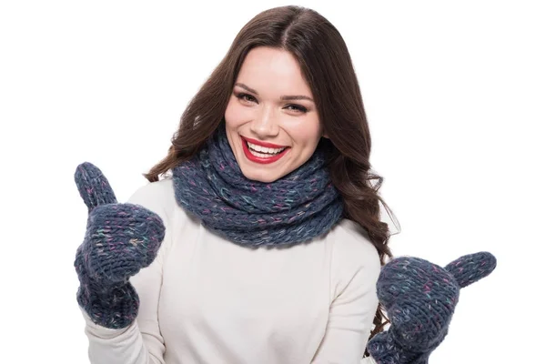 Улыбающаяся женщина в шарфе и рукавицах — стоковое фото