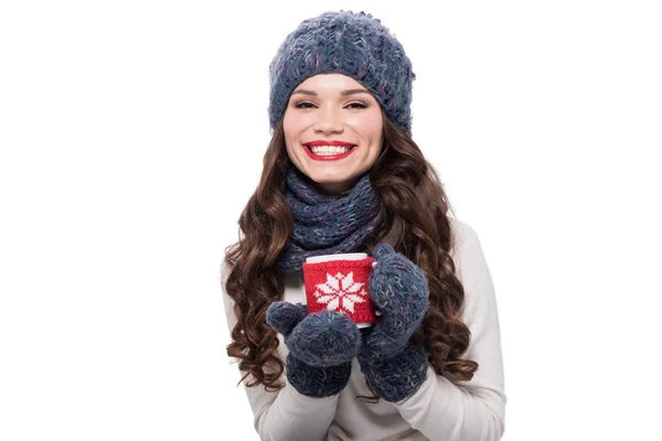 Mujer en traje de invierno sosteniendo taza — Foto de Stock