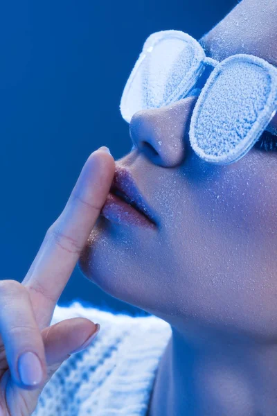 Vrouw in zonnebril bedekt met vorst — Stockfoto