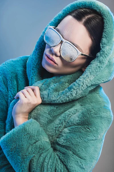 Mujer con abrigo de piel y gafas de sol — Foto de Stock