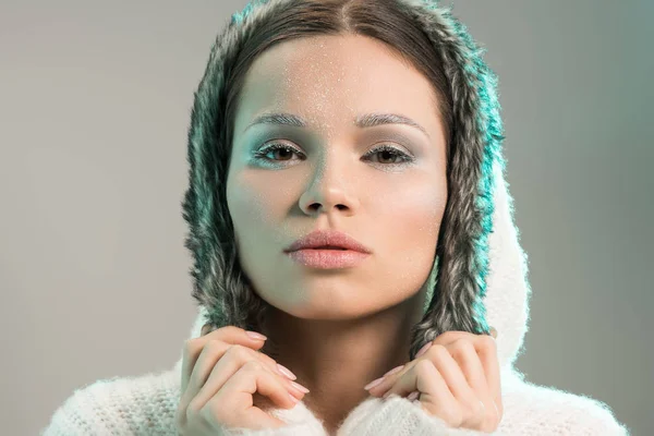 Krásná žena v svetr s kapucí — Stock fotografie
