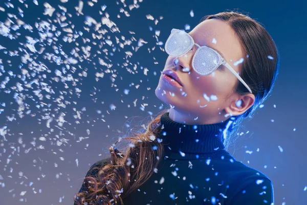 Woman in sunglasses standing in snow — Stock Photo, Image