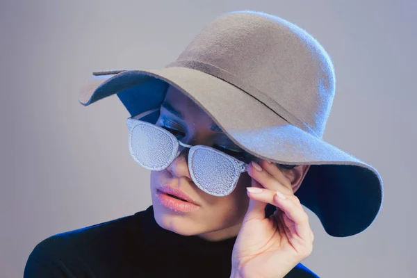 Γυναίκα στο μοντέρνο καπέλο και γυαλιά ηλίου — Φωτογραφία Αρχείου