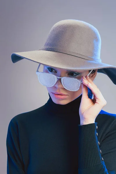 Женщина в модных шляпах и солнцезащитных очках — стоковое фото