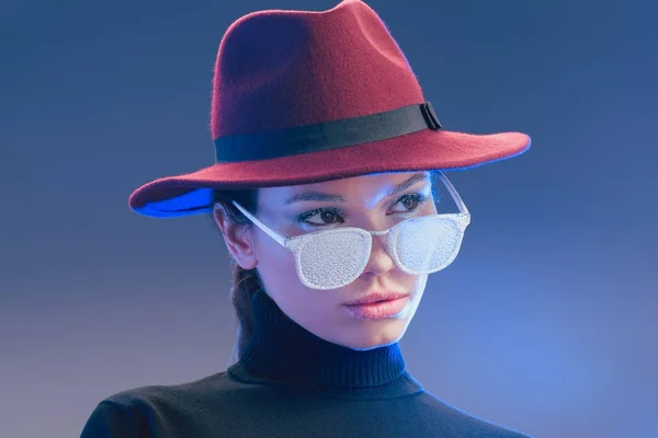 Kobieta w kapelusz z szerokim rondem i okulary przeciwsłoneczne — Zdjęcie stockowe