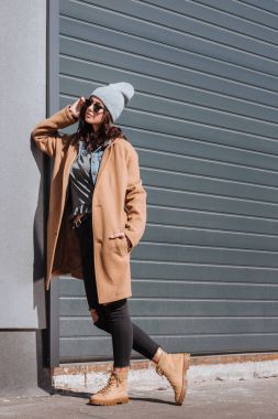 Kadın sonbahar kıyafeti smartphone ile konuşmak