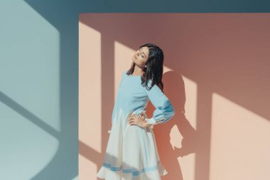 유행 복장에 있는 여자 