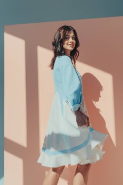 Moda turkuaz elbiseli kadın