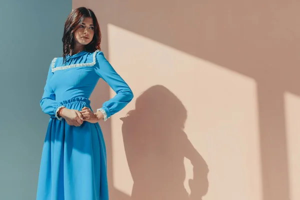Moda turkuaz elbiseli kadın — Stok fotoğraf