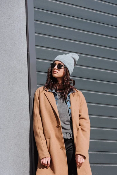 Mujer en traje de otoño y gafas de sol negras — Foto de Stock