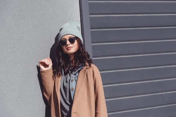 Woman in autumn outfit and black sunglasses — Stock Photo, Image