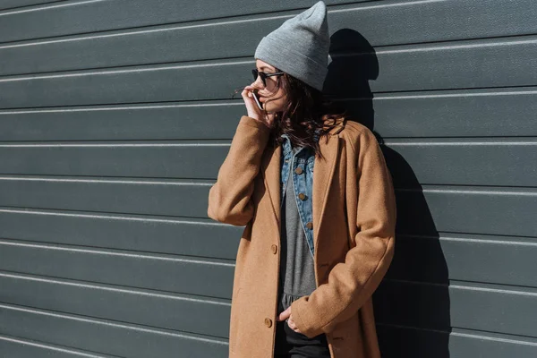 Kadın sonbahar kıyafeti smartphone ile konuşmak