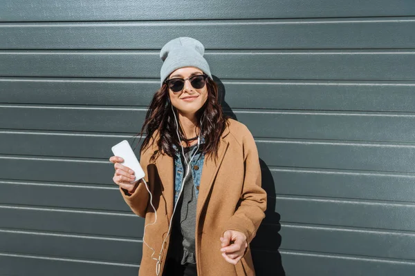 Frau im Herbst-Outfit hört Musik — Stockfoto