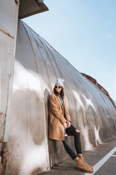 Femme en tenue d'automne et lunettes de soleil noires — Photo