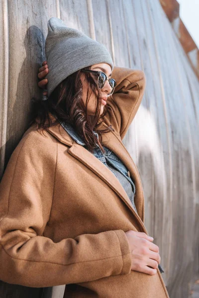 Kadın sonbahar kıyafeti ve siyah güneş gözlüğü — Stok fotoğraf