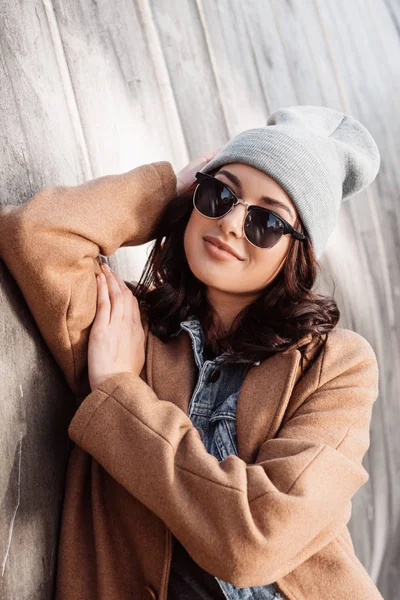 Mujer en traje de otoño y gafas de sol negras — Foto de Stock