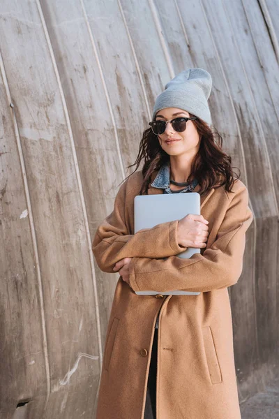 Mulher em roupa de outono com laptop — Fotografia de Stock