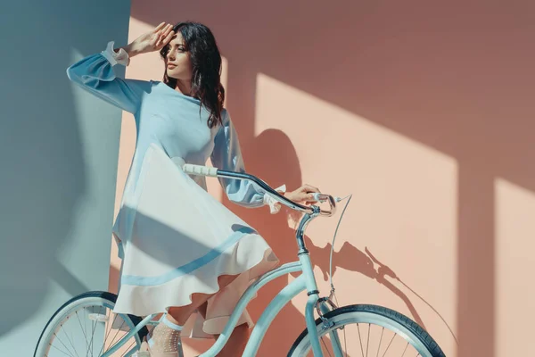 Mujer en vestido turquesa de moda con bicicleta — Foto de Stock