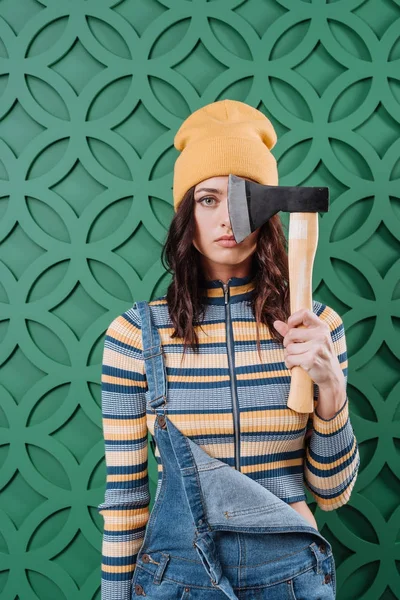 Woman standing with axe in hand — Stock Photo, Image