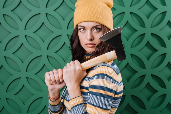 Mujer de pie con hacha en las manos — Foto de Stock