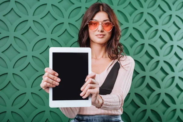 Mulher em óculos de sol mostrando computador tablet — Fotografia de Stock