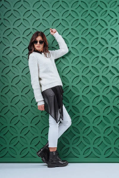 Mujer en traje de otoño y gafas de sol — Foto de Stock