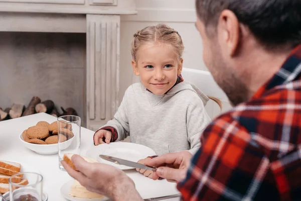Father and daughter having breakfast — Stock Photo, Image