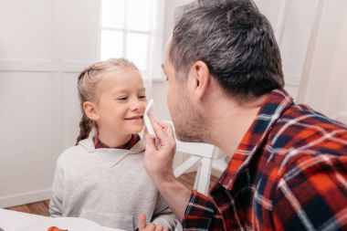 Baba ve kızı having kahvaltı