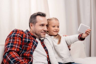 Baba ve kızı smartphone kullanarak