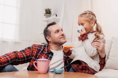 çay partisi baba ile çocuk