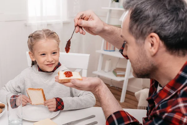 Pai e filha tomando café da manhã — Fotografia de Stock