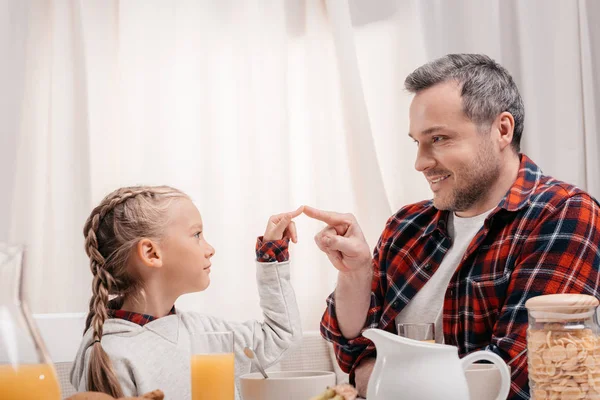 父亲和女儿吃早餐 — 图库照片