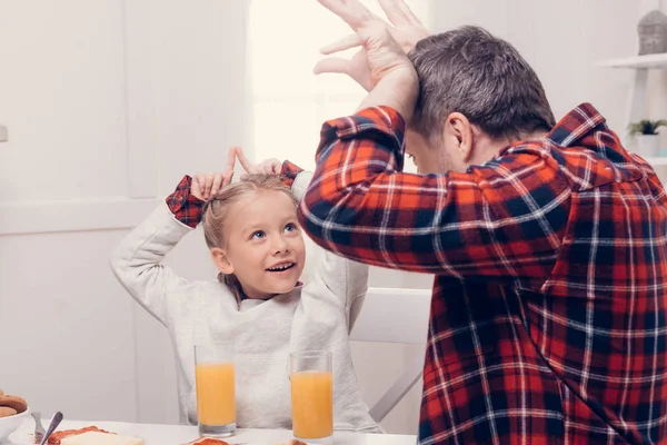 Father and daughter having breakfast — Stock Photo, Image