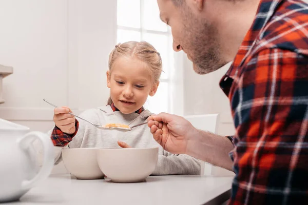 Father and daughter having breakfast — Stock Photo, Image