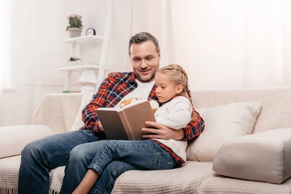 Padre e hija leyendo libro — Foto de Stock