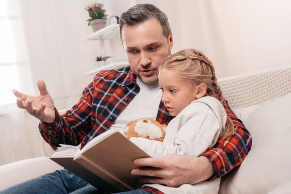 Padre e hija leyendo libro — Foto de Stock