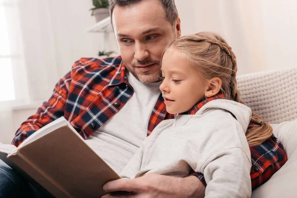 Padre e hija leyendo libro — Foto de Stock
