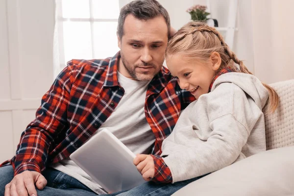 Far och dotter med digitala tablett — Stockfoto