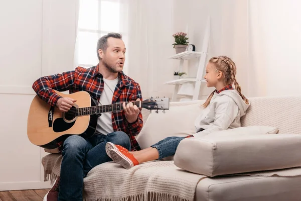 Padre e hija tocando la guitarra — Foto de Stock
