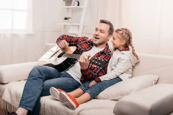 父亲和女儿玩吉他 — 图库照片