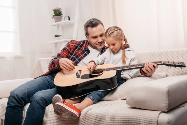 Padre e figlia a suonare la chitarra — Foto Stock