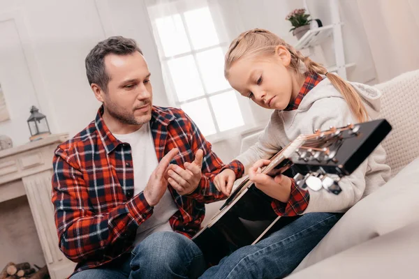 아버지와 딸 기타 연주 — 스톡 사진