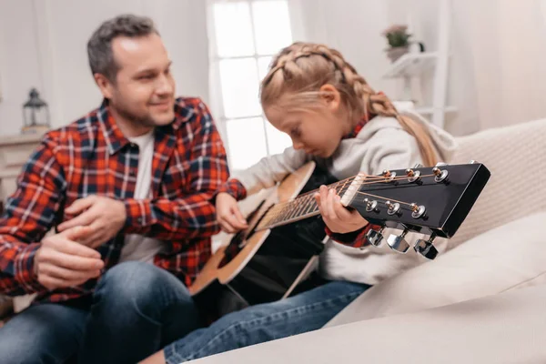 Father and daughter playing guitar — Stock Photo, Image