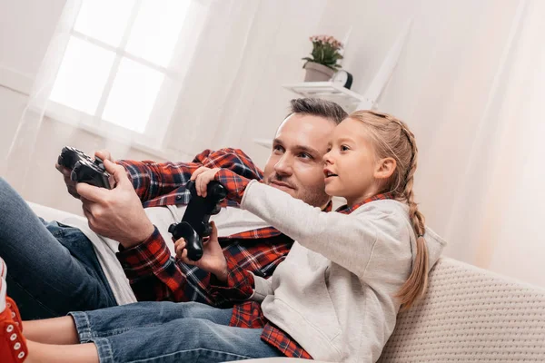 Pai e filha brincando com joysticks — Fotografia de Stock