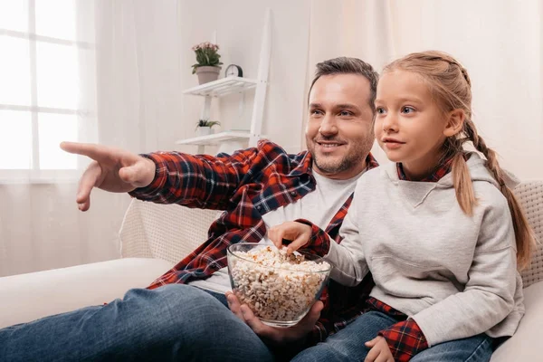 Far och dotter äta popcorn — Stockfoto