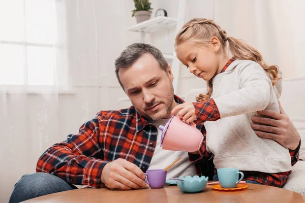 Criança tendo festa de chá com o pai — Fotografia de Stock