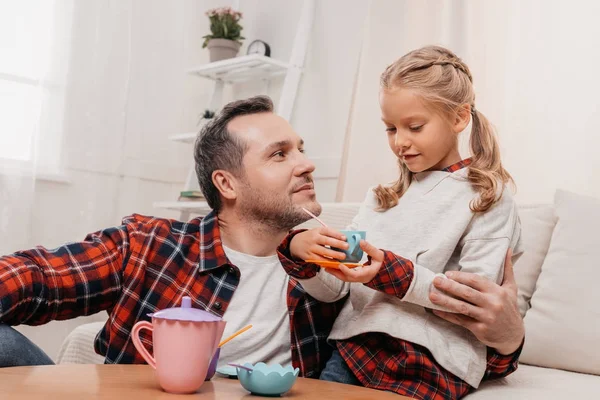 Niño teniendo fiesta de té con el padre — Foto de stock gratis