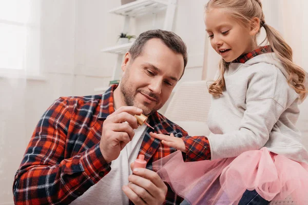 Ayah dan anak kuku polishing — Stok Foto