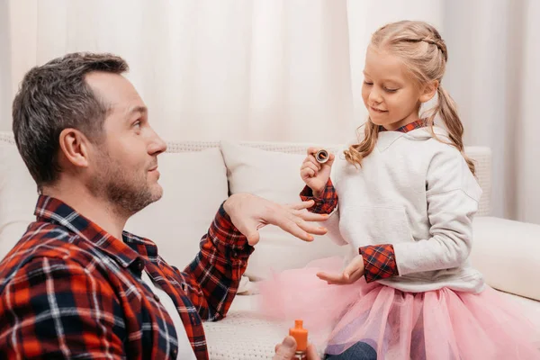 Padre e figlia chiodi lucidatura — Foto Stock