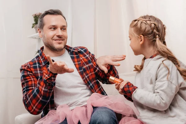 Pai e filha polir unhas — Fotografia de Stock